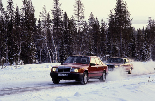 Vor 35 Jahren: Mercedes-Benz W124 als neue Mittelklasse: Winterversuch in Nordschweden.