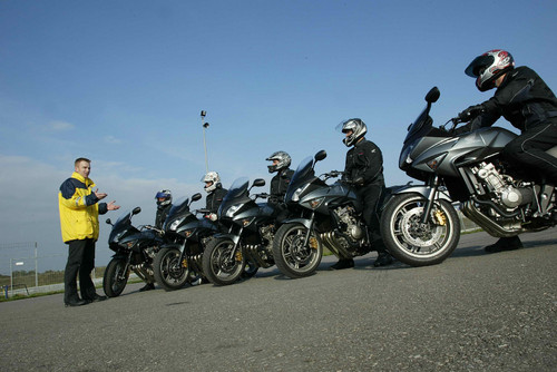 Vor dem Start in die Motorradsaison empfiehlt sich auch die Teilnahme an einem Fahrtraining.