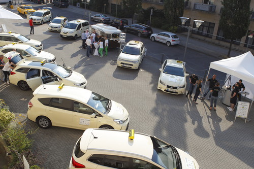 Vor dem Verlagsgebäude der Huss-Medien starteten die Taxiunternehmer mit jedem der 14 Modelle, um sie zu bewerten.