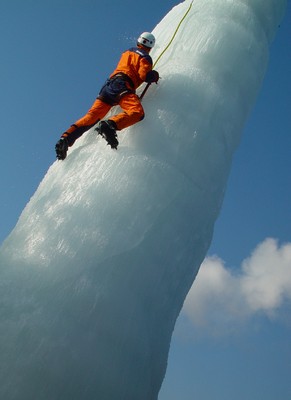 Vor der BMW-Welt in München findet an einem zehn Meter hohen Kletterturm aus Eis vom 14. bis 28. November 2009 die Icetower Challenge statt.