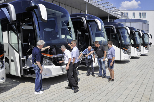 Vor der Jungfernfahrt nach Dänemark: Die Fahrer der dänischen Busunternehmen nehmen ihre Setra in Augenschein.