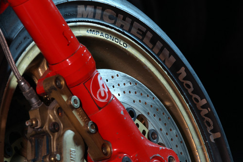 Vor einem Vierteljahrhundert brachte Michelin als erster Reifenhersteller der Welt einen Motorradreifen für Serienmaschinen in radialer Bauweise auf den Markt.