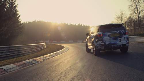 Vorserienmodell des Range Rover Sport SVR auf dem Nürburgring.