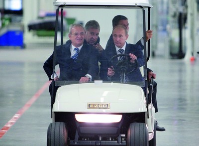 Vorstandschef Prof. Dr. Martin Winterkorn, Dietmar Korzekwa, VW-Bevollmächtigter in Russland, und Ministerpräsident Wladimir Putin besichtigen das Werk in Kaluga (von links). 