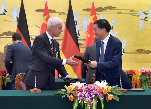 Vorstandsvorsitzenden der Volkswagen Aktiengesellschaft, Matthias Müller und der Vorsitzende der Industrial and Commercial Bank of China, Jiang Jianqing, unterzeichneten die Vereinbarung.