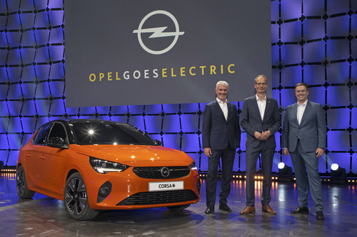 Vorstellung des Opel Corsa-e mit Chefdesigner Mark Adams, Opel-Chef Michael Lohscheller und Entwicklungschef Christian Müller (von links).