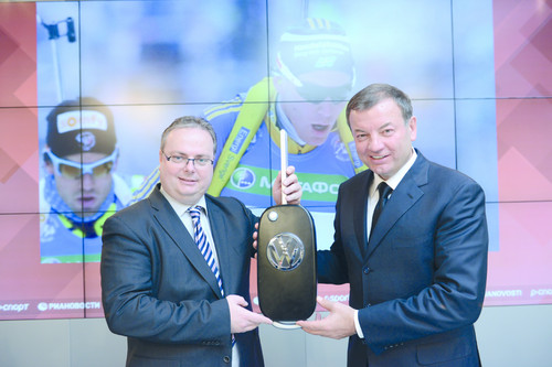 Vratislav Strasil, Leiter Marke Volkswagen Pkw Russland, übergibt symbolisch einen Volkswagen Schlüssel an Sergey Kuschenko, Geschäftsführer der Russischen Biathlonunion.