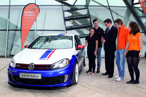 VW-Auszubildende stellten Ministerpräsident David McAllister ihren Golf GTI Reifnitz vor.