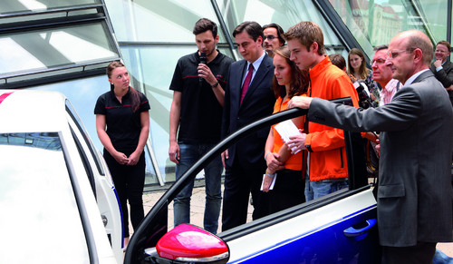 VW-Auszubildende stellten Ministerpräsident David McAllister ihren Golf GTI Reifnitz vor.