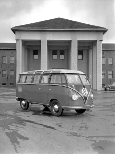 VW Bulli &quot;Samba&quot;, eines der ersten Werksfotos von 1951.