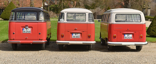 VW Bulli &quot;Samba&quot;, von links nach rechts: 1954 mit großer Motorraumklappe, 1962 mit Eckfenstern und schmaler Heckklappe und 1965 ohne Eckfenster, mit breiter Heckklappe und mit Motorraumklappe.