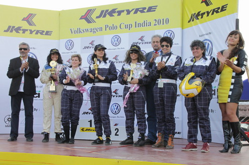 VW-Chef Indien John Chako, 4 von rechts überreichte nach dem Rennen die Siegerpokale an die Bollywood Schauspieler.