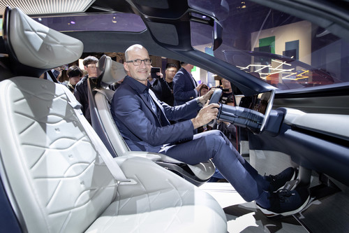 VW-Chefdesigner Klaus Bischoff auf der Shanghai Auto Show 2019 – hier in der VW-Studie ID. Roomzz.