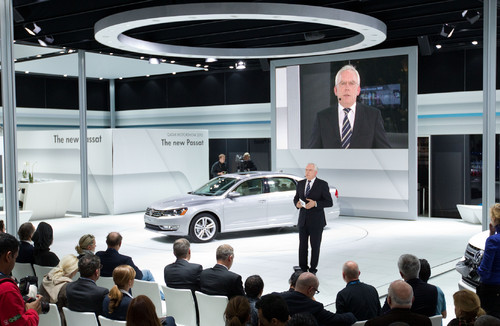 VW-Entwicklungsvorstand Dr. Ulrich Hackenberg stellt in Katar den US-Passat vor.