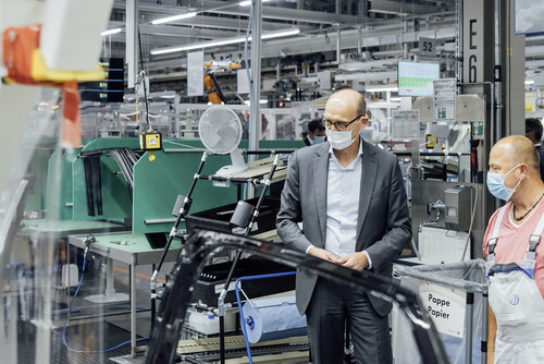 VW-Markenchef Ralf Brandstätter schaut sich zum Start der Serienproduktion des ID 4 die Türmontage an.