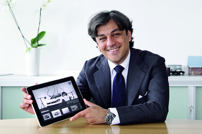 VW-Marketingleiter Luca de Meo mit dem iPad-Kundenmagazin.