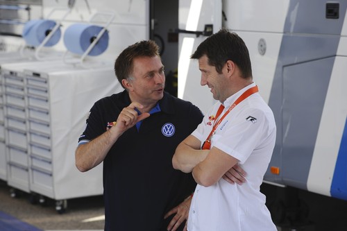 VW-Motorsportchef Jost Capito (links) im Gespräch mit ngenieur Francois Demaision. 