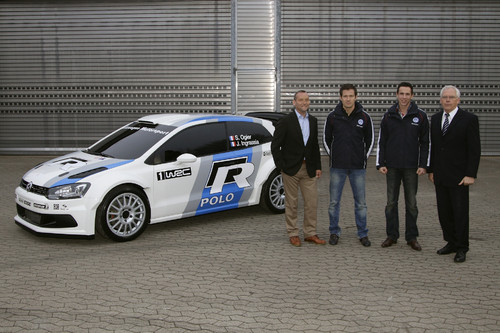 VW-Motorsportdirektor Kris Nissen, Sébastien Ogier, Julien Ingrassia und VW-Vorstand Dr. Ulrich Hackenberg (von links).