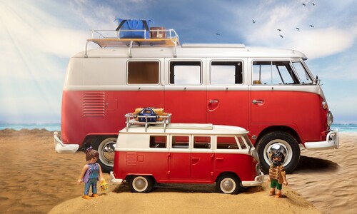 VW T1 Camping Bus von Playmobil und das Original-Vorbild.