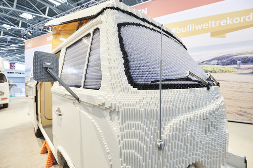 VW T2 Campingwagen aus Lego in Originalgröße. 