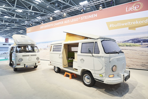 VW T2 Campingwagen aus Lego (r.) und das Original. 