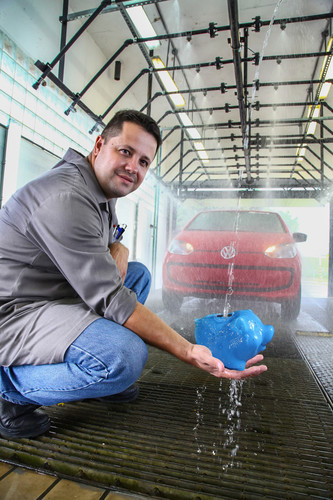 VW „Think Blue. Factory.“ bereits 2016 am Ziel: Douglas Roberto Fiore, Verantwortlicher im Fahrzeug-Testzentrum des Volkswagen Werks in Taubaté (Brasilien) für Maßnahmen zur Senkung des Wasserverbrauchs, mit einem symbolischen „Wasser-Sparschwein&quot;.