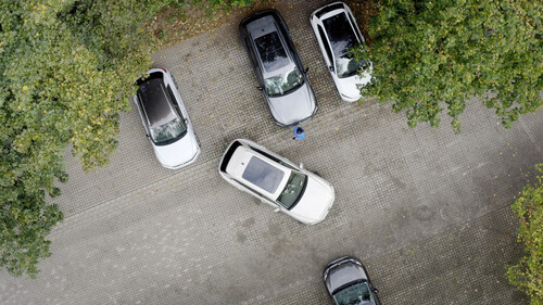 VW Touareg beim ferngesteuerten Einparken per Smartphone.