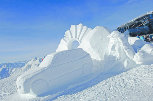 VW Touareg Schneeskulptur.