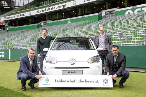 VW und Werder Bremen haben ihre Kooperation verlängert (von links): Ingo Engel (Volkswagen-Sportvermarktung) sowie Thomas Eichin (Geschäftsführer Sport), Klaus Filbry (Vorsitzender der Geschäftsführung) und Cheftrainer Robin Dutt von Werder Bremen am Volkswagen E-Up.