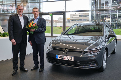 VW-Vertriebschef Holger B. Santel (li.) übergibt den Golf e-TSI an Wolfsburgs Oberbürgermeister Klaus Mohrs.