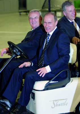 VW-Vorstandschef Prof. Dr. Martin Winterkorn, Ministerpräsident Wladimir Putin und Dietmar Korzekwa, VW-Bevollmächtigter in Russland, besichtigen das Werk in Kaluga (von links). 