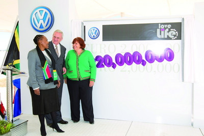 VW-Vorstandsvorsitzender Martin Winterkorn übergab einen Scheck über umgerechnet zwei Millionen Euro an Grace Matlhape und Mandy Woods (r.) von „Love Life“.