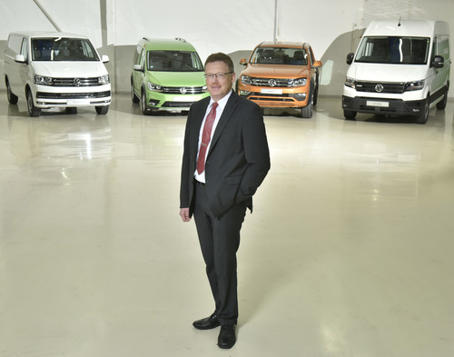 VWN-Produktions- und Logistikvorstand Dr. Josef Baumert vor den vier Baureihen Transporter, Caddy, Amarok und Crafter.
