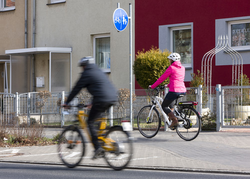 Während Pedelecs bis 25 km/h und Fahrräder den Radweg benutzen müssen, gehören S-Pedelecs mit Versicherungskennzeichen innerorts auf die Straße. 