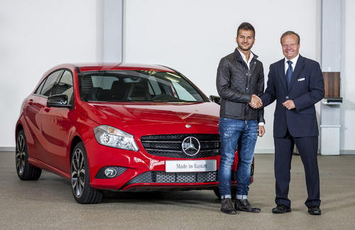 Waldemar Epple (rechts), Leiter des Mercedes-Benz-Kundencenters Rastatt, begrüßt den ersten Kunden der neuen A-Klasse.