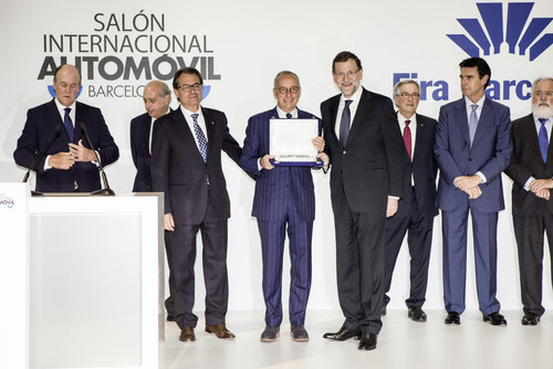 Walter de Silva, Leiter des Konzerndesigns der Volkswagen AG, ist in Spanien mit dem „Designer Award“ ausgezeichnet worden. Der Preis wurde ihm vom spanischen Ministerpräsident Mariano Rajoy (4.v.r.) übergeben.
