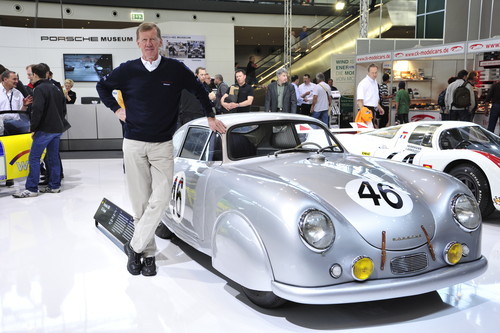 Walter Röhrl besucht auch in diesem Jahr wieder den Stand des Porsche-Museums auf der Retro Classics.