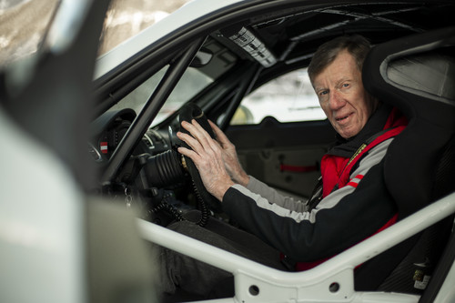 Walter Röhrl im Cockpit des Porsche Cayman GT4 Rallye.