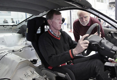 Walter Röhrl im Porsche 911 GT3 RS mit Renn-Entwicklungschef Roland Kussmaul.