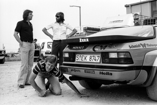 Walter Röhrl (unten) testet den Porsche 924 Carrera GTS Rallye (1981).