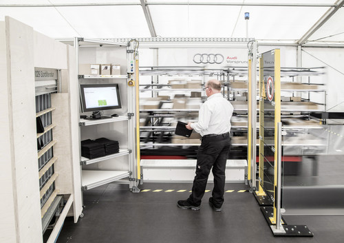 Waren in der Audi-Kommissionierung kommen autonom zum Mitarbeiter.