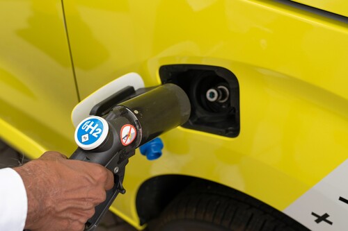 Wasserstoff tanken beim Opel Vivaro-e Hydrogen.