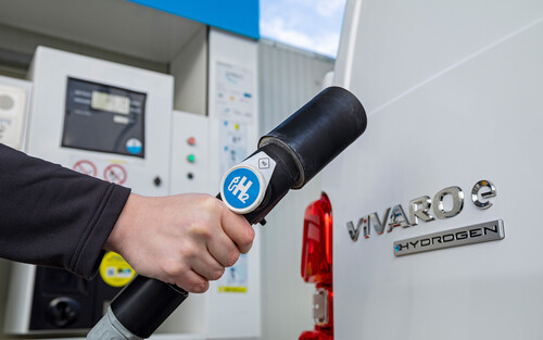 Wasserstoff tanken beim Opel Vivaro-e Hydrogen.