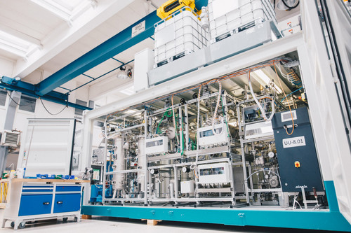 Wasserstofffreisetzungsanlage am Unternehmensstandort von Hydrogenious LOHC Technologies in Erlangen.