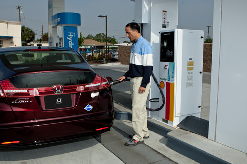 Wasserstofftankstelle mit Honda FCX Clarity eingeweiht.
