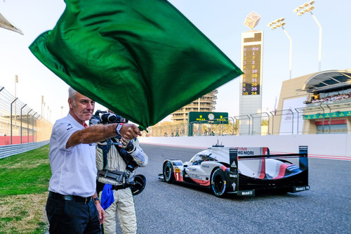 WEC-Lauf in Bahrain: Volkswagen-Vorstandsvorsitzender Matthias Müller gibt das Startsignal.