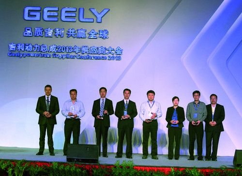 Wei Xu (3.v.r.), Key Account Manager Schaeffler China, nahm den „Excellent Supplier Award 2013“ von Geely entgegen,