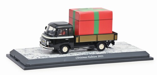 Weihnachtsmodell Barkas B 1000 von Schuco mit Weihnachtsmann am Steuer und einem Überraschungsgeschenk auf der Ladefläche (1:43). 