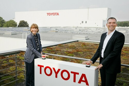 Weihten die Solaranlage auf dem Dach des Logistikzentrums von Toyota in Köln ein: Oberbürgermeisterin Henriette Reker und Deutschland-Präsident André Schmidt.

