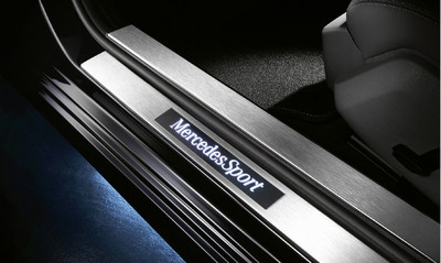 Weiß-beleuchtete Edelstahl-Einstiegsschiene mit „Mercedes Sport“-Logo.